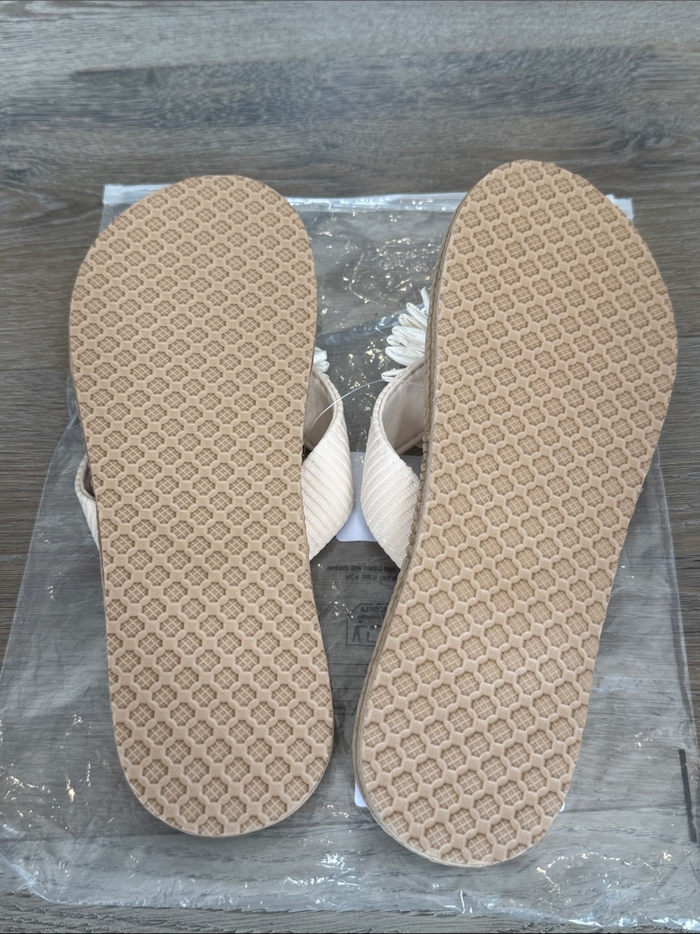 Beige Daisy Raffia Flip Flop 1/2” Sandals-Size 41 (Size 9) - Picture 9 of 11